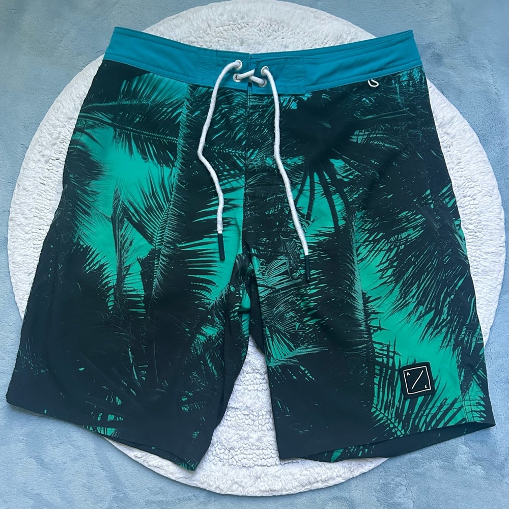 American Eagle Men's Green Palm Swim Shorts — Great Condition — Size S